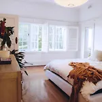 Elegant Hideaway - Walk To Beach